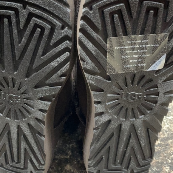 Ugg Triple Button shoes - Picture 4 of 4